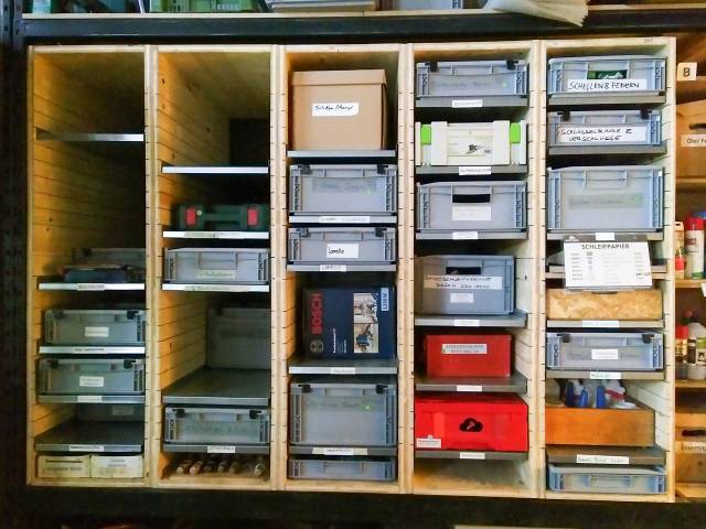 Eine Regalwand mit vielen Kisten.