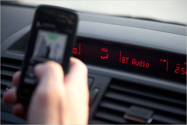 Per Bluetooth können tragbare Handys mit dem Auto verbunden werden.