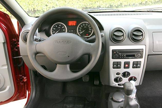 Der Innenraum ist eher zweckmäßig. Dacia bietet mit dem Logan eben ein Auto für Pragmatiker.