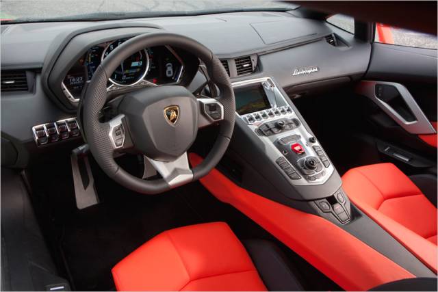 Das Cockpit ist auf den Fahrer zugeschnitten.