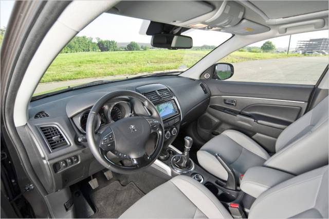 Das Lenkrad ist immer beledert, für die Sitze gibt es Lederbezüge gegen Aufpreis.