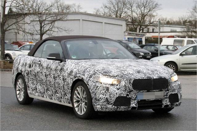 Ein Erlkönig-Fotograf hat das BMW 2er Cabrio auf Testfahrt erwischt. Es kommt vermutlich 2014 auf den Markt und basiert auf dem 1er.