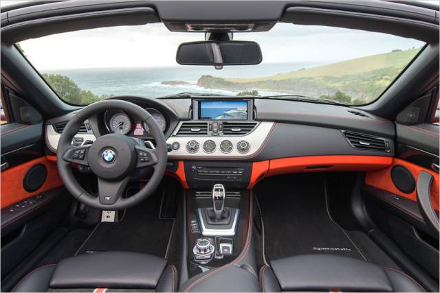 Neu ist das Ausstattungspaket "Design Pure Traction" mit orangefarbenen Elementen im Innenraum - natürlich bietet BMW auch weiterhin etwas weniger farbenfrohe Varianten an.