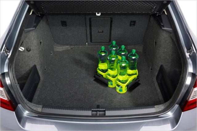 Riesiger 590-Liter-Kofferraum mit Klett-Haltern und hoher Ladekante.