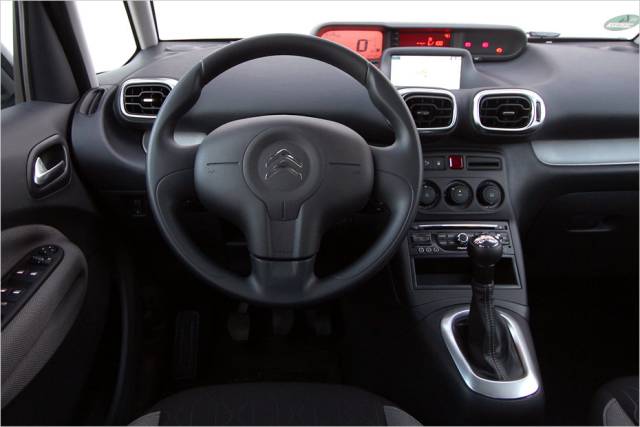 Das Cockpit wirkt unkonventionell, lässt sich aber gut bedienen. Leider sitzt das Radio arg tief und Ablagen sind auch in diesem Auto Mangelware.