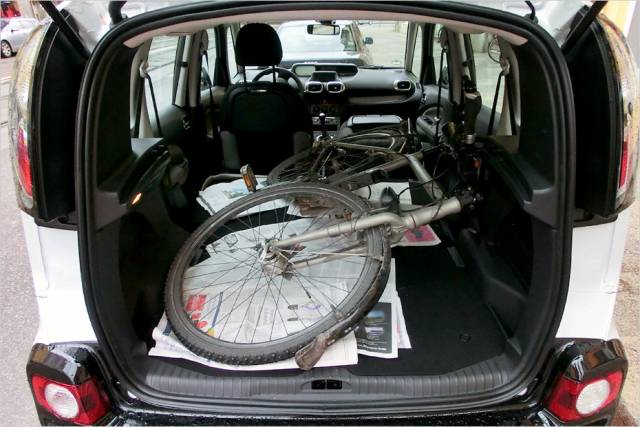 Wenn man auch noch den Beifahrersitz umklappt, passt sogar ein 28-Zoll-Trekkingrad in den C3P.