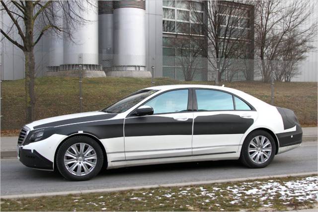 In den Flanken verzichtet Mercedes auf übertriebene Blechfalze.