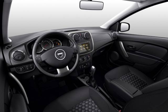 Das Cockpit stammt aus dem Sandero. Feine Materialien bietet es nicht - gut so, denn der Logan ist ein Auto für pragmatische Menschen.