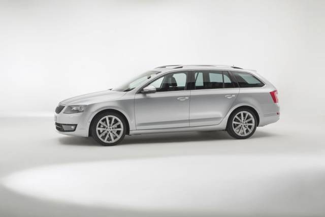 Die großen Felgen gehören bei keiner Version zur Serienausstattung. Allerdings kann der Käufer in der teuersten Ausstattungslinie für vergleichsweise wenig Geld aufrüsten: 17 Zöller kosten 200, 18-Zoll-Alus nur 420 Euro.