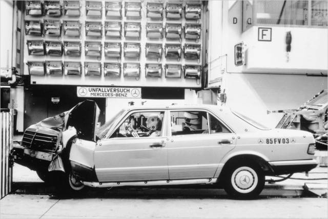 Mercedes W 126 im Crashtest