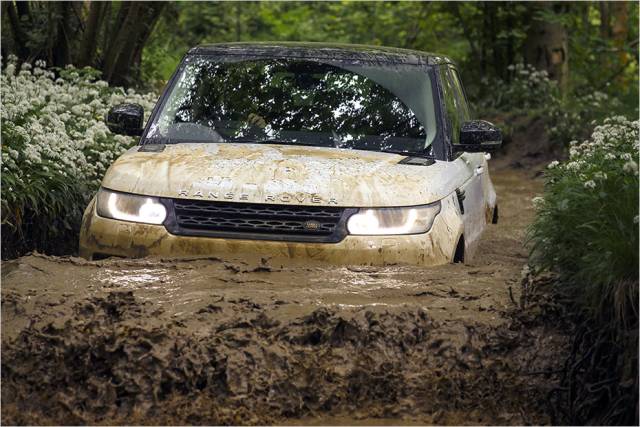 Mit optionalem On-/Offroadpaket kann der Range Rover Sport im Gelände richtig viel.
