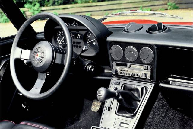 Das Cockpit mit dem typisch hochgesetzten Schalthebel. Der Spider bringt in der Zweiliter-Ausführung 125 bis 128 PS.