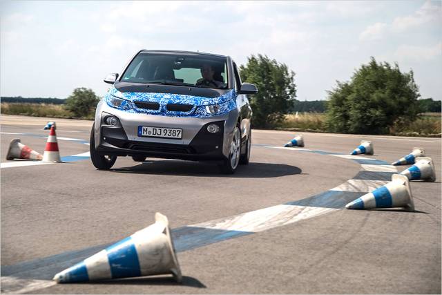 In 7,2 Sekunden von null auf 100 km/h, bei 150 km/h wird abgeregelt: Um den Pylonenkurs geht es sportlich (fast) wie mit einem Mini.