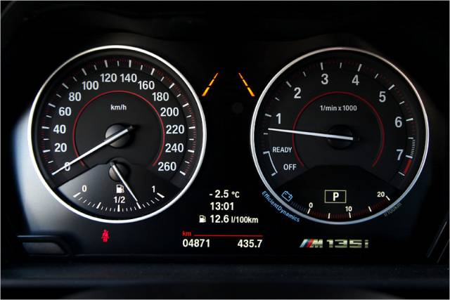 Die Instrumente des M135i sind gut ablesbar. BMW hält an der Momentanverbrauchsanzeige mit Zeiger fest.