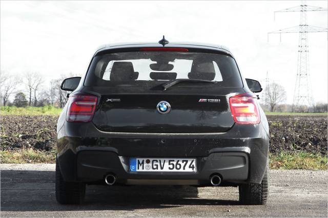 M135i: jeweils ein Rohr links und rechts