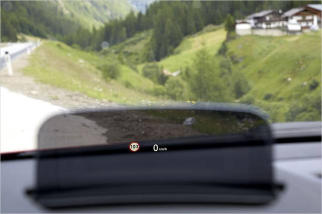 Das Head-up-Display mit eigener Scheibe kennt man von Mini, hier ist es keine optimale Lösung.