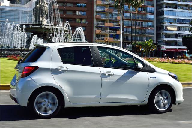 Den Yaris Hybrid gibt es ausschließlich als Viertürer, die anderen drei Motorisierungen sind auch als Zweitürer zu haben.
