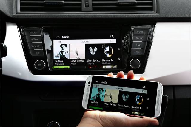 MirrorLink erlaubt es, die auf dem Smartphone angezeigten Inhalte auf den Fahrzeug-Monitor zu "spiegeln" (engl. to mirror)