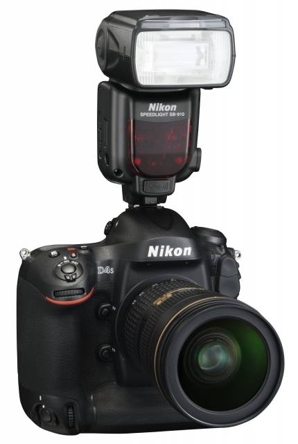 Nikon 4Ds mit Systemblitz
