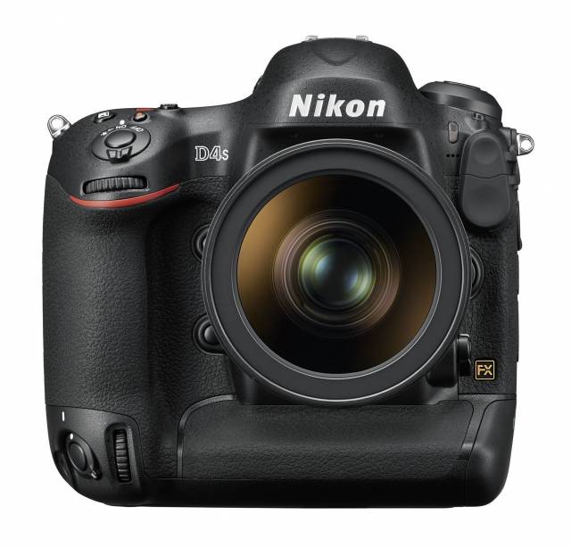 Nikon 4Ds mit Standardzoom von vorne