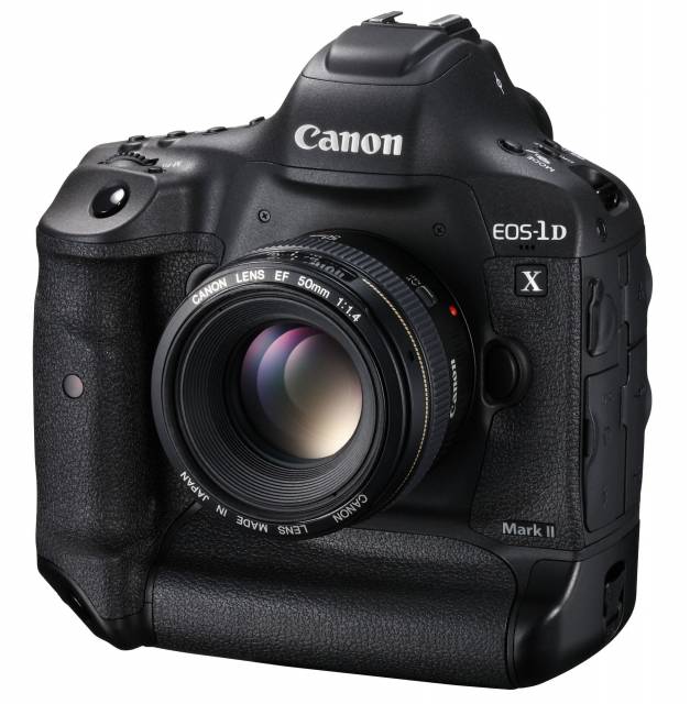 Canon EOS-1D X Mark II von vorne mit Objektiv