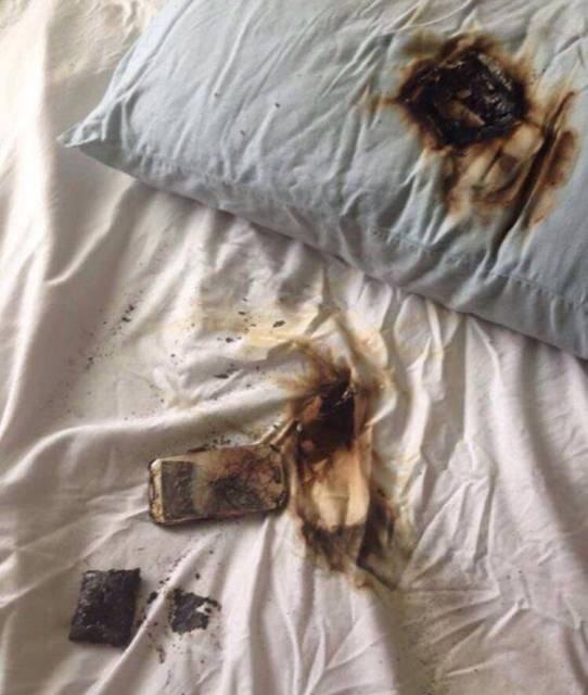 Verbranntes Handy und explodierter Akku auf Bett