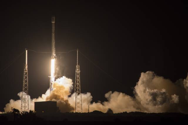 SpaceX-Raketenlandung bei Nacht