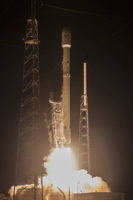 SpaceX-Raketenlandung bei Nacht