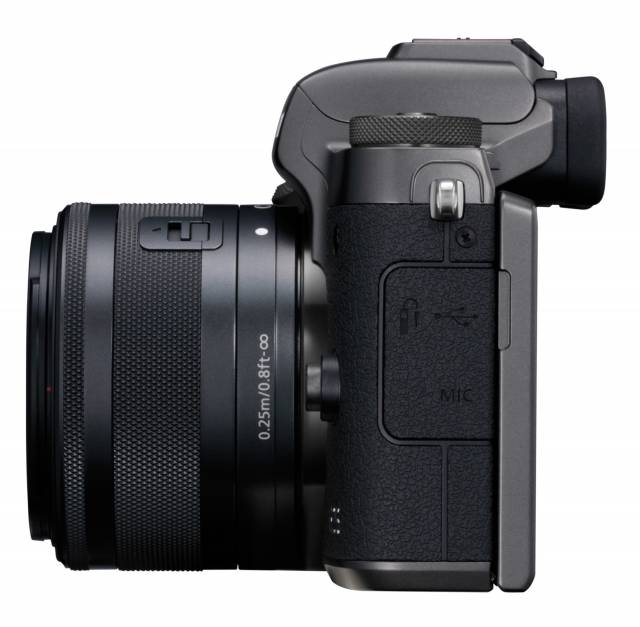 Canon EOS M5 mit EF-M 15-45mm von rechts