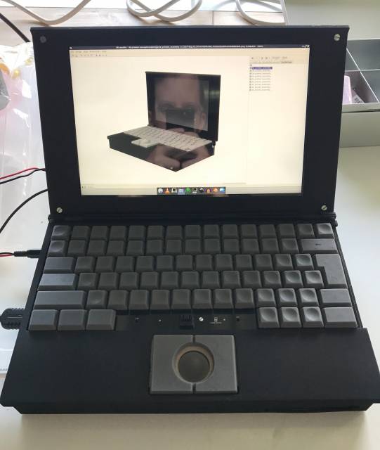 Ein aufgeklappter schwarzer Laptop