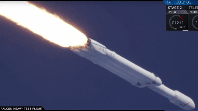 Falcon Heavy mit Feuerstrahl