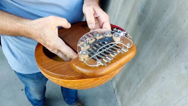 Selbstgebautes Musikinstrument auf der Mini Maker Faire Zürich 2018