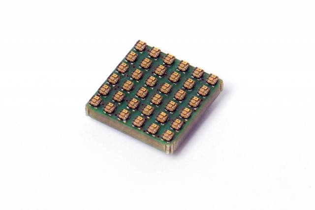 Kleines quadratisches grünes Tile-Board mit vielen LEDs aus der pyboard-D-Serie.