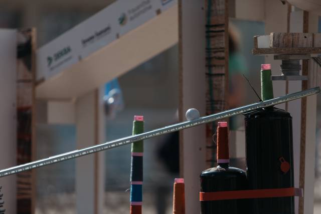 Detailaufnahme von Golfball auf schmaler Rutsche der improvisierten Minigolf-Anlage vor der Stadthalle Chemnitz zur Maker Faire Sachsen 2019.