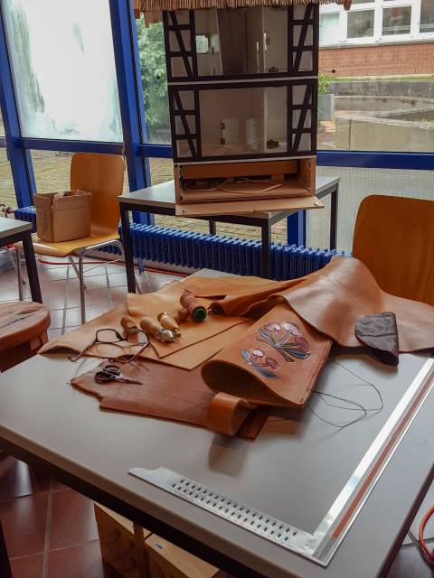 Leder und Werkzeuge auf der Mini Maker Faire Minden-Lübbecke 2019.