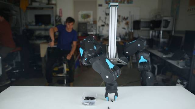 Roboter-Arm Blue