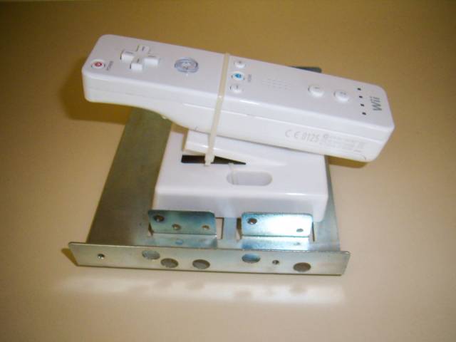 Über einer Metallschiene ist ein Wii-Controller befestigt.