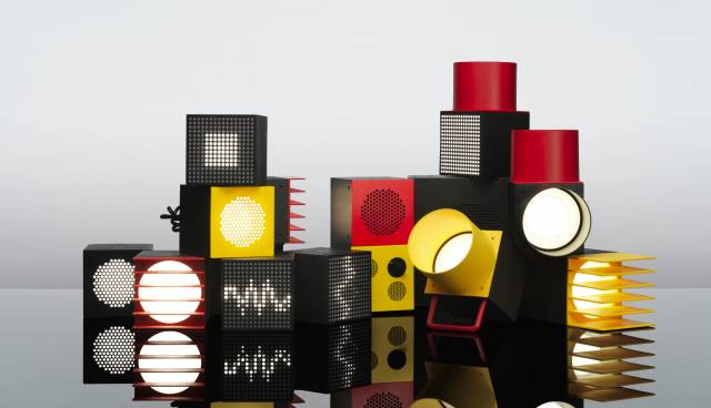 Viele schwarze Quader mit roten und gelben Elementen, die Lautsprecher oder Lichter darstellen.