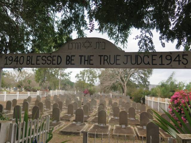 Friedhofstor mit Aufschrift "1940 Blessed be the True Judge 1945"