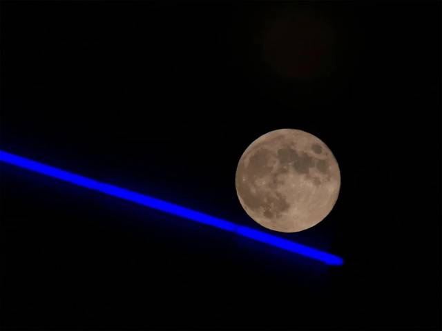 Mond auf blauer Linie
