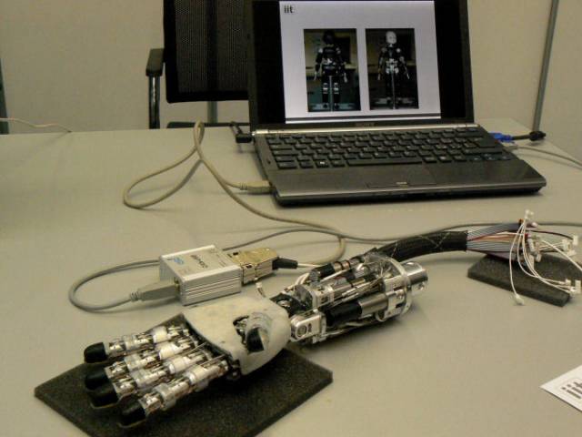Eine Roboterhand vom Istituto Italiano di Tecnologia (IIT) in Genua,wie die DLR/HIT-Hand leider nicht in Aktion zu sehen