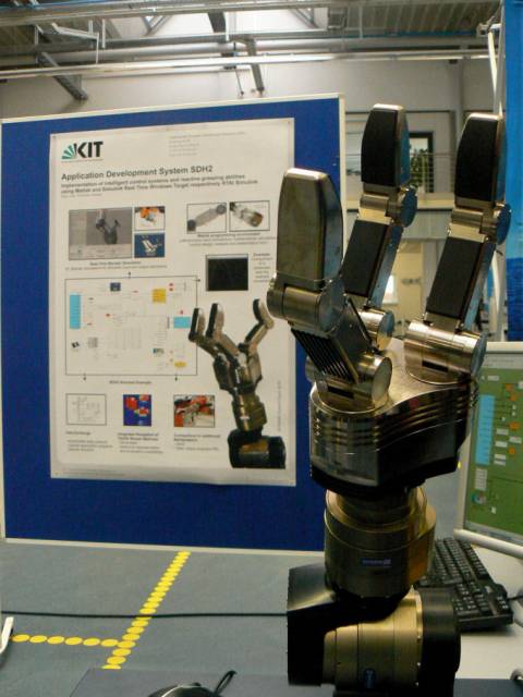 Am Karlsruhe Institute of Technology (KIT) werden seit Ende 2008 die Mögichkeiten des mit taktilen Sensoren ausgestatteten Greifers SDH-2 erforscht
