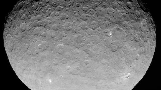 NASA-Sonde Dawn: Helle Flecken auf Zwergplanet Ceres wohl Eis