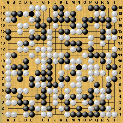 Stellt man die Zahl L19 im Dreiersystem dar, kann man sie auf ein Go-Brett legen: Ein leeres Feld steht für 0, schwarz für 1 und weiß für 2. Die resultierende Stellung ist allerdings nicht legal, weil zwei der schwarzen Steine keine Freiheiten haben.