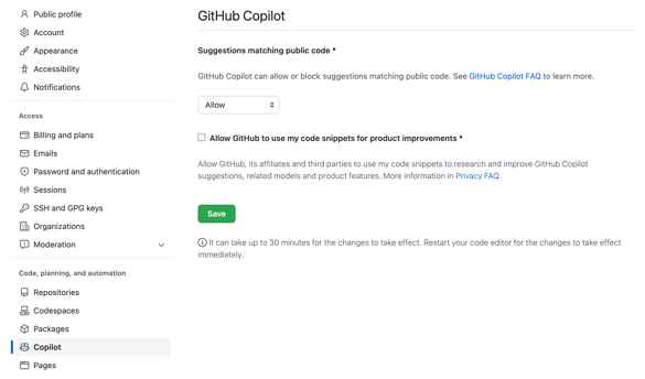 Zwei besonders wichtige Optionen finden sich im Menü von Copilot. Einerseits lässt sich verhindern, dass der Assistent Code aus öffentlichen Repositorien exakt repliziert. Andererseits kann man per Checkbox verhindern, dass GitHub den gescannten und erzeugten Code zum Trainieren des Modells verwendet und man so möglicherweise Betriebsgeheimnisse verrät (Abb. 7).