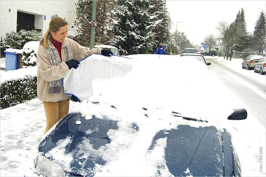 Pflicht, das Auto komplett von Schnee und Eis zu befreien