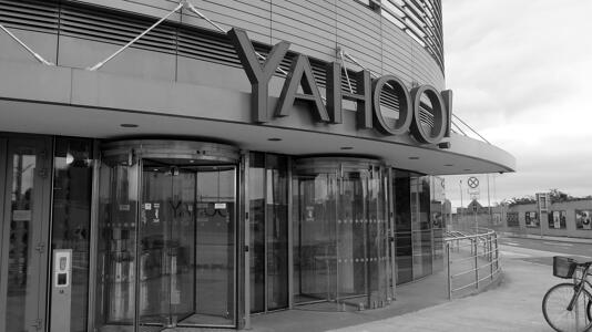 Eingang mit Dreht&uuml;ren, dar&uuml;ber Leuchtreklame "YAHOO!"