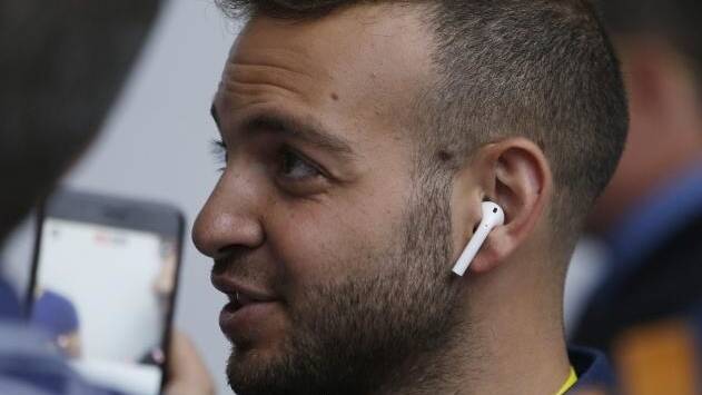 Procent Lav gaffel Apple AirPods Review: Still The Best Wireless Earbuds You
