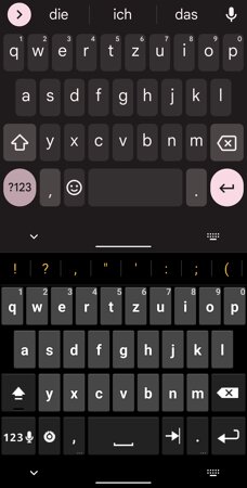 Bildschirmtastaturen wie Gboard (oben) sind bei der Eingabe von Code eher hinderlich. Das Hacker's Keyboard (unten) verzichtet standardmäßig auf Wortvorschläge und macht häufig genutzte Sonderzeichen leicht erreichbar. Es ist Open Source und umfangreich konfigurierbar.,