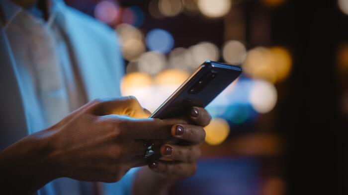 Frauenhände an Smartphone